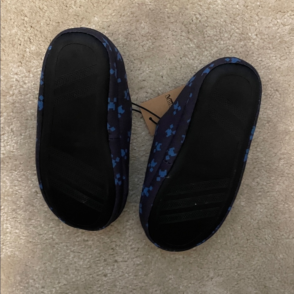 Kids slip on Minecraft slippers - Picture 2 of 4